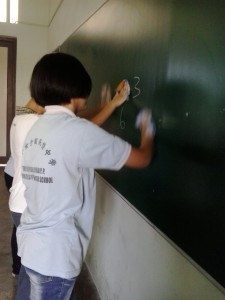 Members of Kelab Budaya Jepun working together to clean the dirty Blackboard in A4 class room.