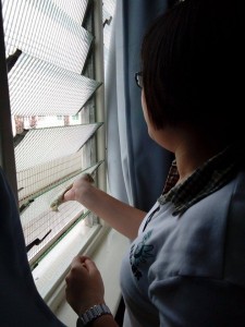The member of Kelab Budaya Jepun cleans the side windows of the school hall.